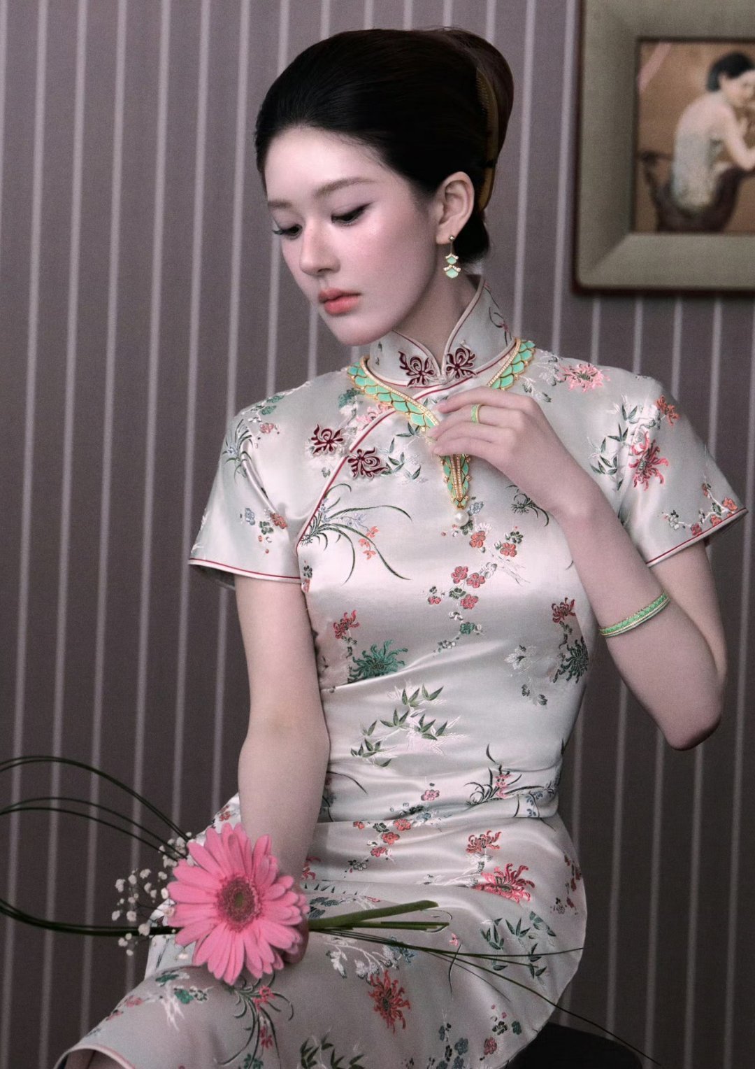 上城士给赵露思拍的一组照片，让人眼前一亮，把赵露思温婉的一面发掘出来了 ​​​