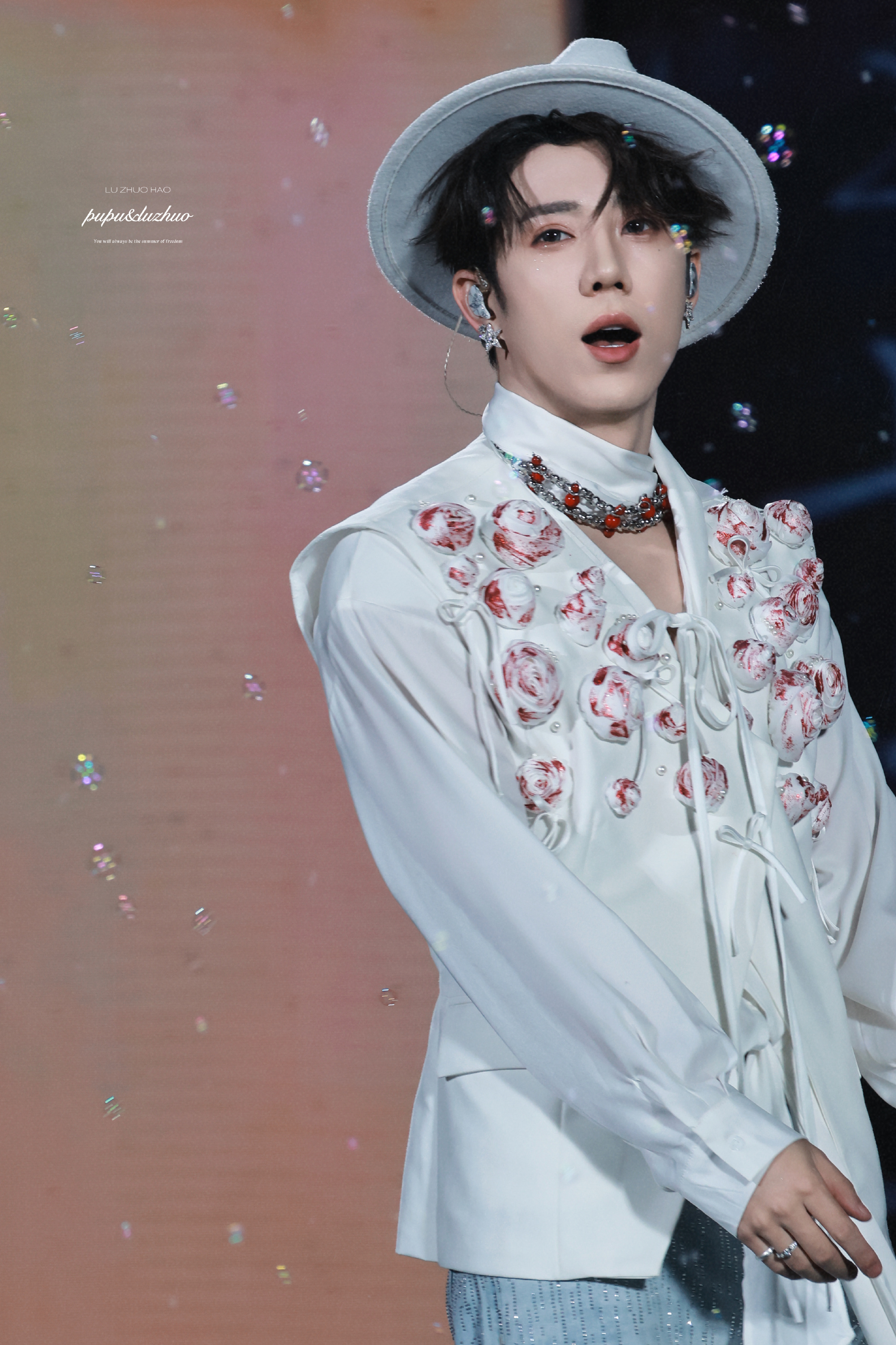 鹭卓首个常驻音乐真人秀官宣鹭卓在哪也忘不了他的玫瑰谁懂啊！鹭卓首个常驻音乐真人秀