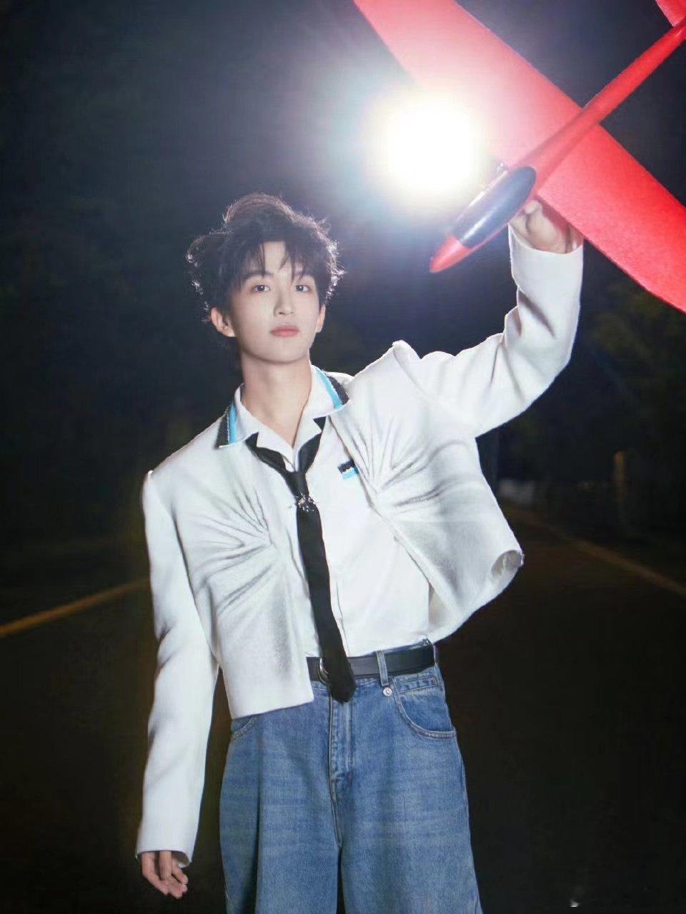 #黄子弘凡巡演上海站预售#拼手速，抢快乐！黄子弘凡上海巡演预售今日启动，秋日沪上