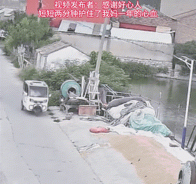 江苏徐州，一户农家6亩刚收割的小麦露天晾晒，天气骤变，眼看一年收成要打水漂。主人