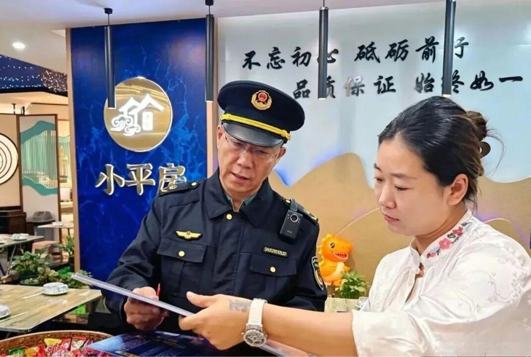 一所一品｜金都市场所精细化服务护航“东北超”联赛

冰城市场监管
为扎实做好首届