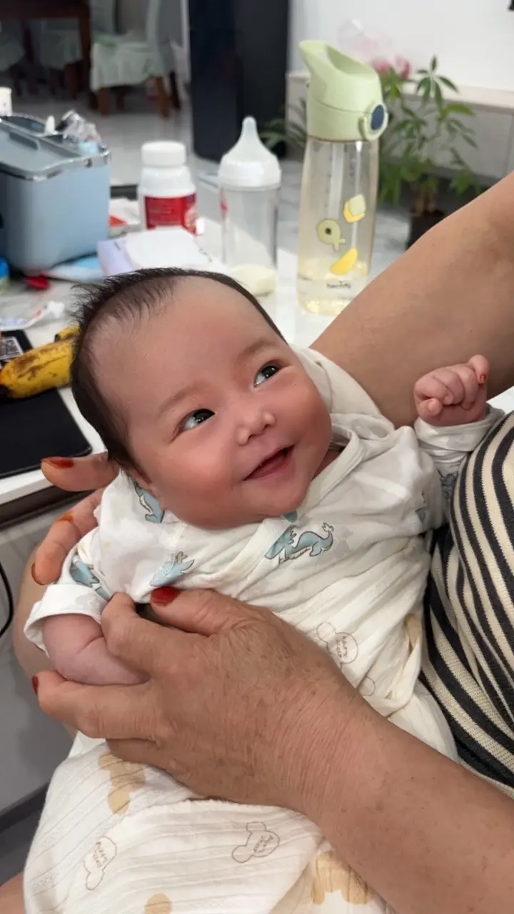这位小小的可爱小朋友喊我姨姥姥了，我又当姨姥姥了😄😄😄🍼