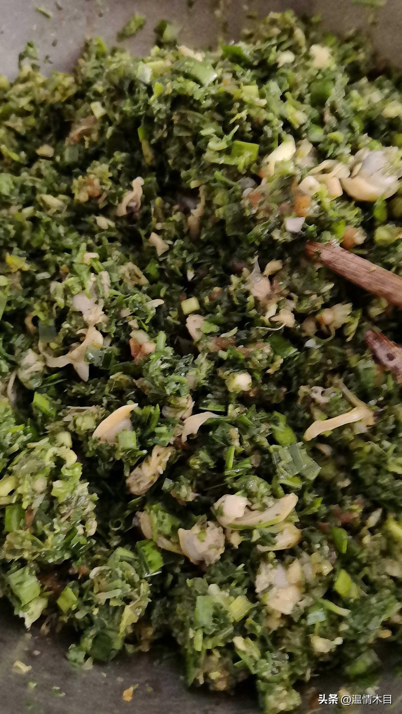 老祖宗说，春天吃芽。你吃了吗？
这不，妻子买回了一大袋荠菜，用了一二个小时摘干净