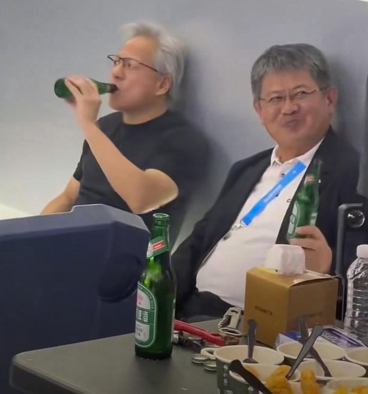 黄仁勋躺地喝啤酒我发现黄仁勋是真的接地气呀，前几天吃老北京炸酱面喝豆汁，现在躺地