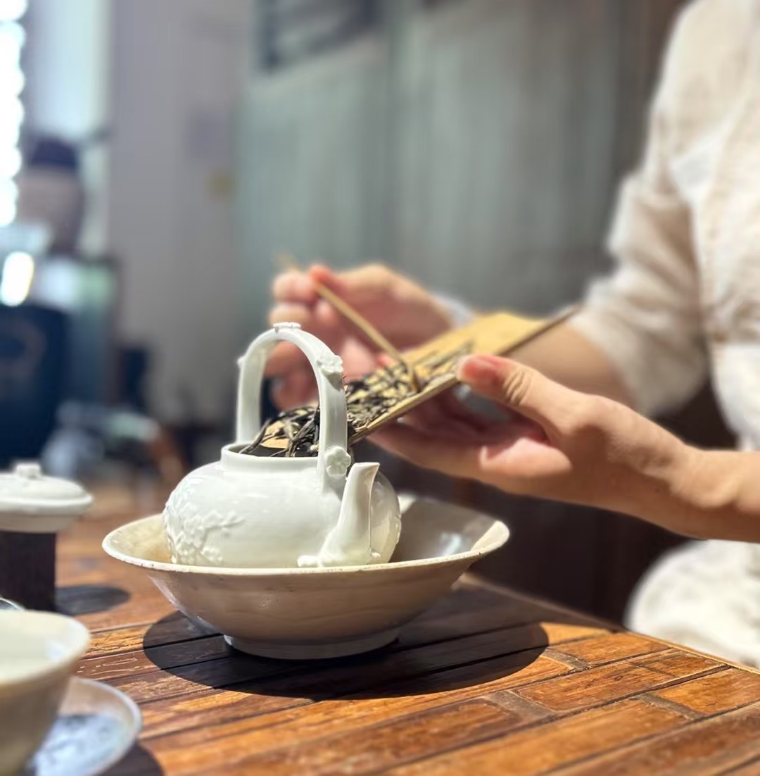 茶道  一杯白牡丹，给身体降个噪。清而不寒，润而不腻。 