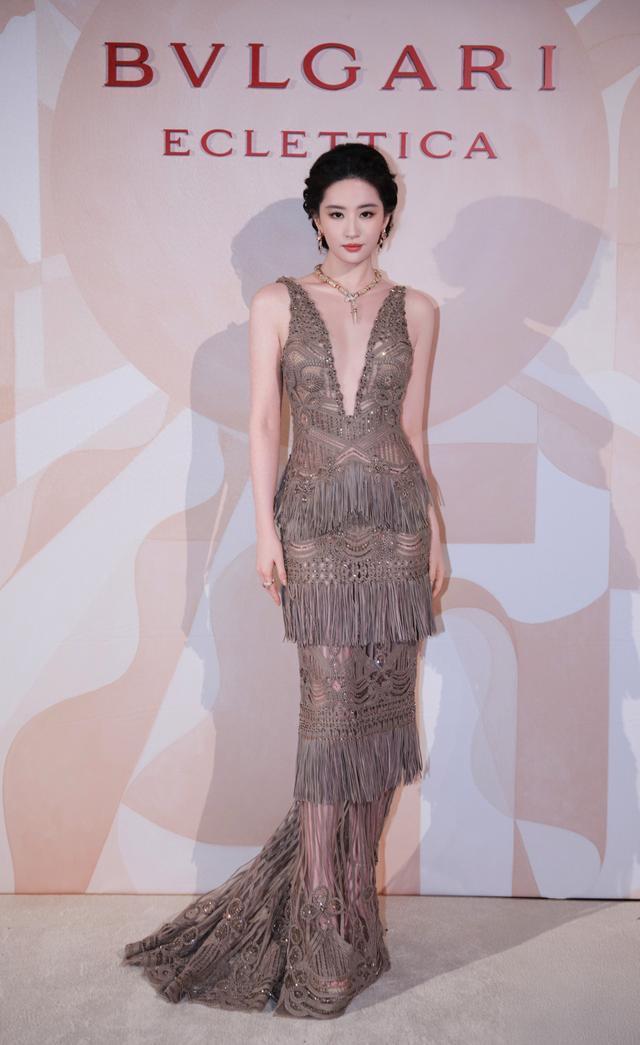 刘亦菲亮相米兰宝格丽活动，身穿灰色流苏深V长裙，秀丽迷人 