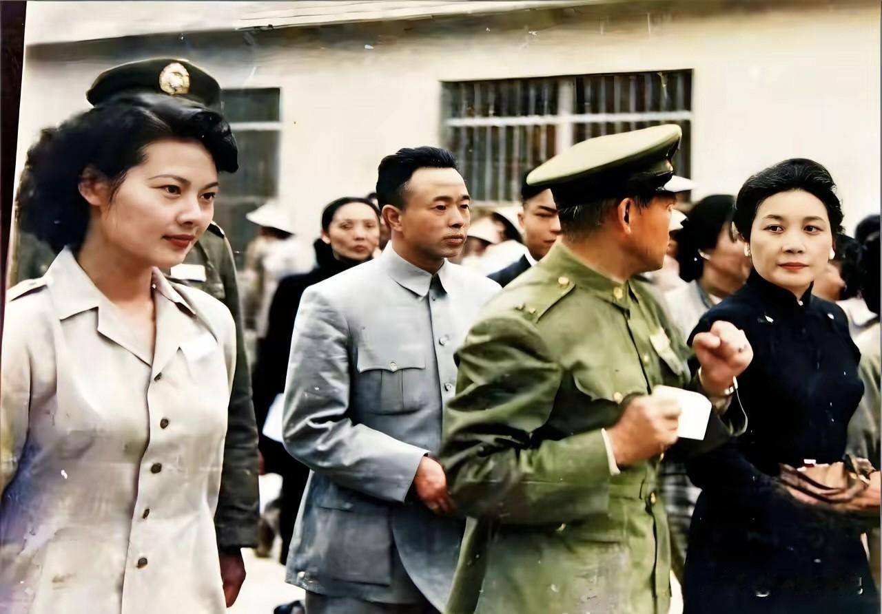 孙立人的红颜知己到底有多漂亮，看看她的真实影像就知道了。
黄正，孙立人的秘书兼情