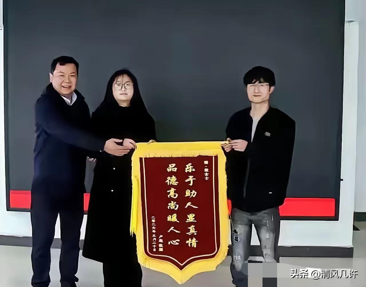 湖南，一网约车司机在接单途中突发疾病，于是他向后座的女乘客求助，没想到女乘客二话