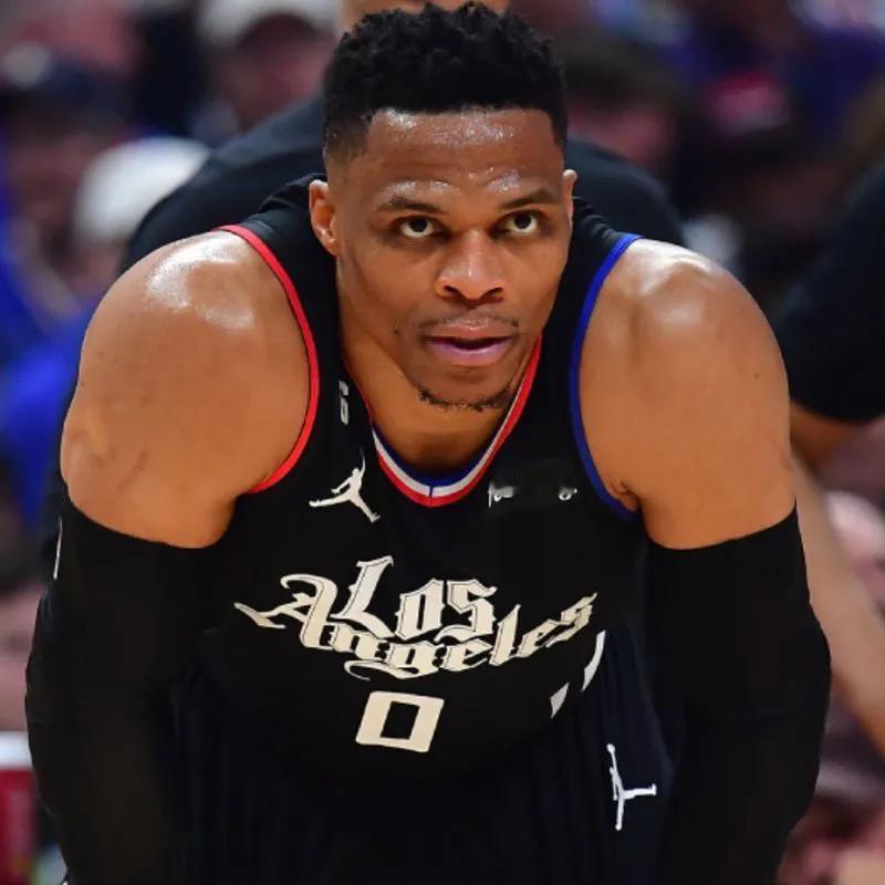 NBA交易市场更新：
快船正在寻求交易威少，此前，威少刚刚确定执行下赛季400万