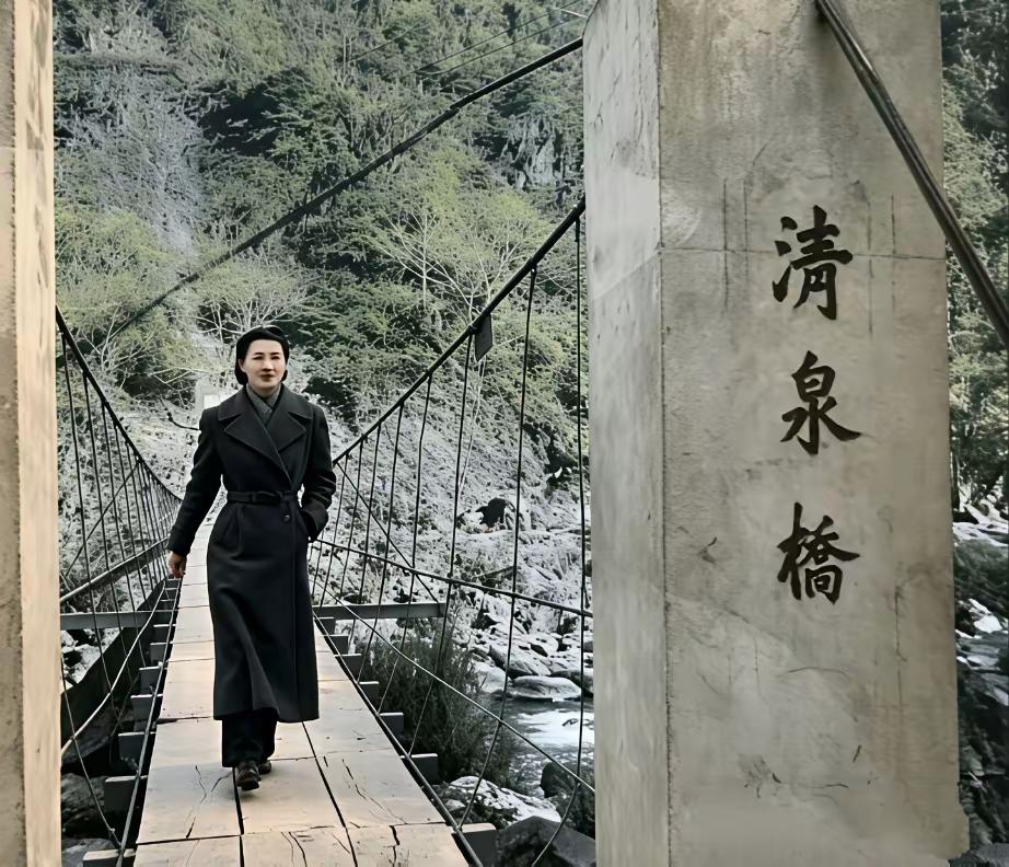 赵一荻的这张照片分外的好看，个子高挑，身段苗条，发型和服装都很精致简洁。整个人看