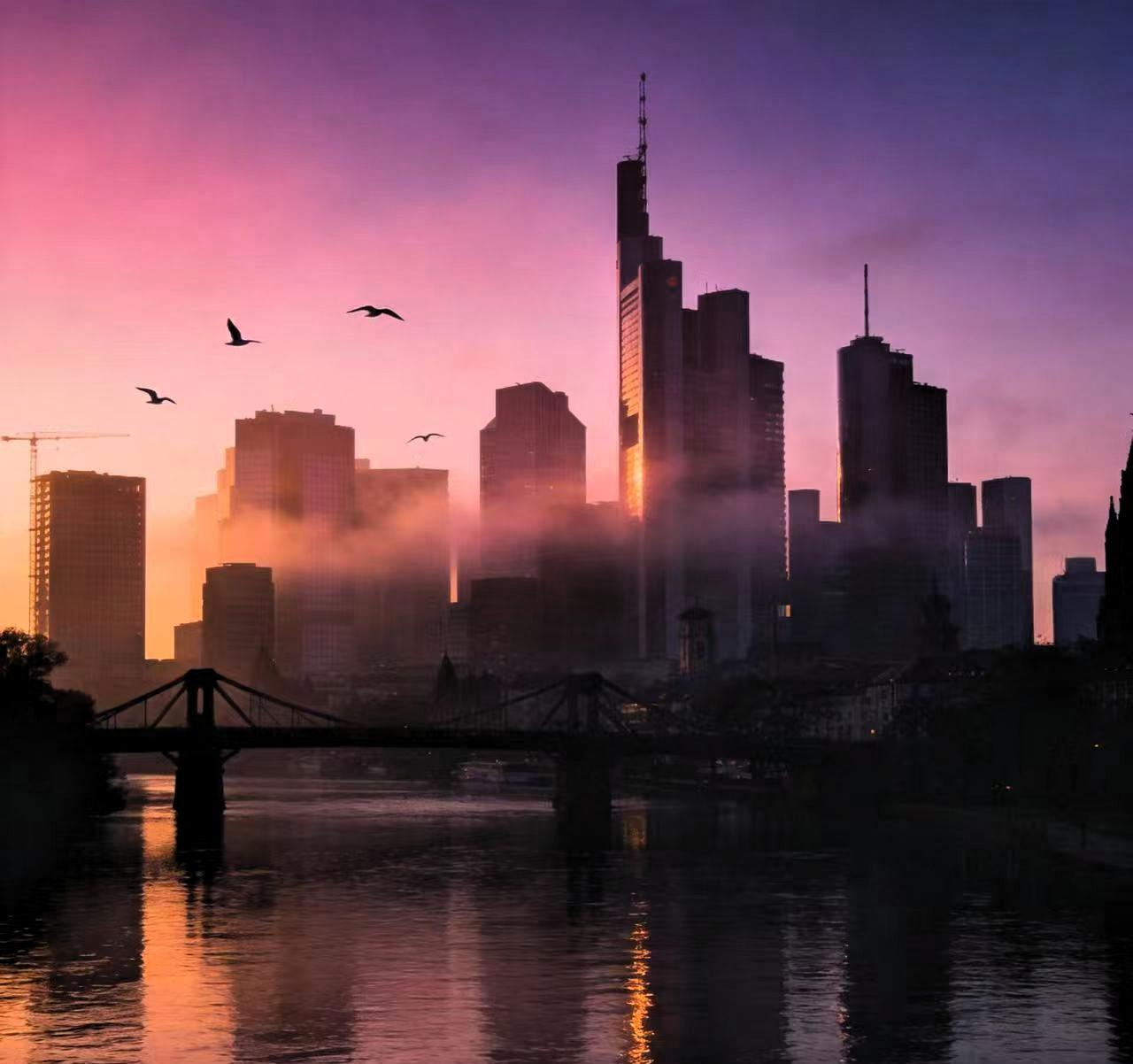 我认识一个大姐。
年轻时老公出轨，大家都觉得天塌了，她睡了一觉起来说：“那正好，