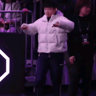 明明不是自己的主场，
却享受着比主角还要热烈的迎接，
当看到莎莎迈着小碎步跑过来