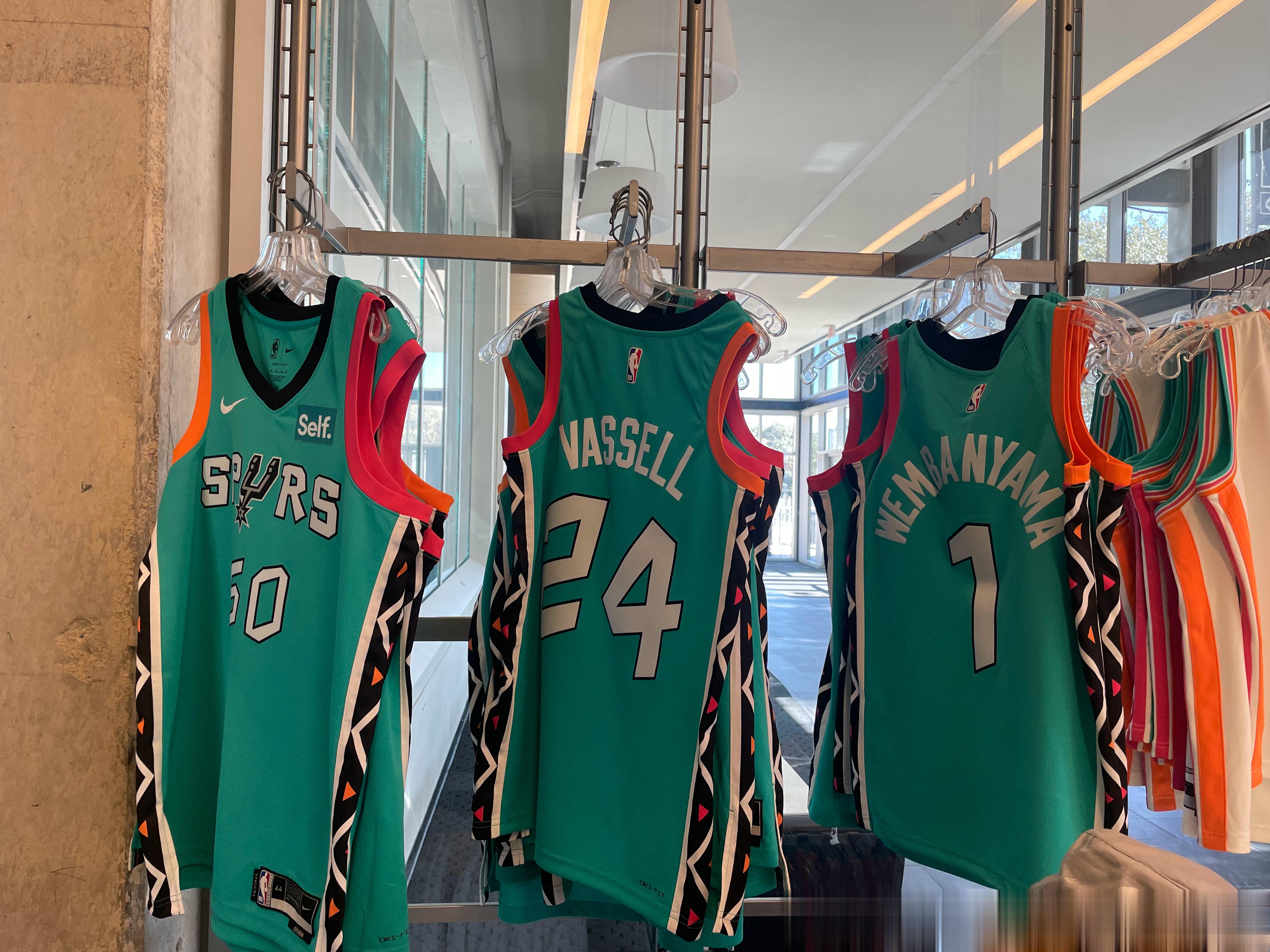 今儿去球馆，上赛季城市版有折扣的，文班应该没货了其他的有需要可以私[doge] 