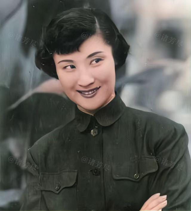 1947年秋，梅兰芳携美艳女弟子言慧珠在苏州某名医的陪同下，同游天平山。言慧珠年