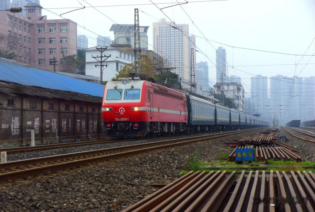 2018年2月，重庆开往西宁的K2611次列车经停重庆南站后开出，这车当时在这里