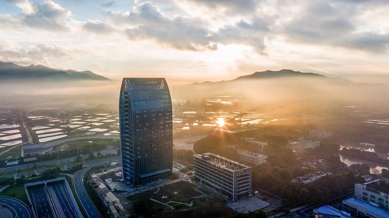 肇庆高要新地标之一，总投资10亿元的天龙集团新媒体大楼，又称大湾区预制菜RCEP