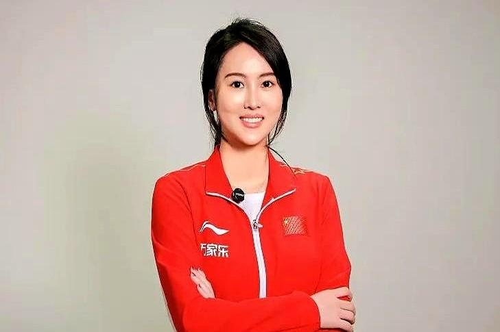 3岁被爹妈丢在老家，舅舅靠修鞋把她拉扯大。
她站在奥运最高领奖台那天，消失了二十