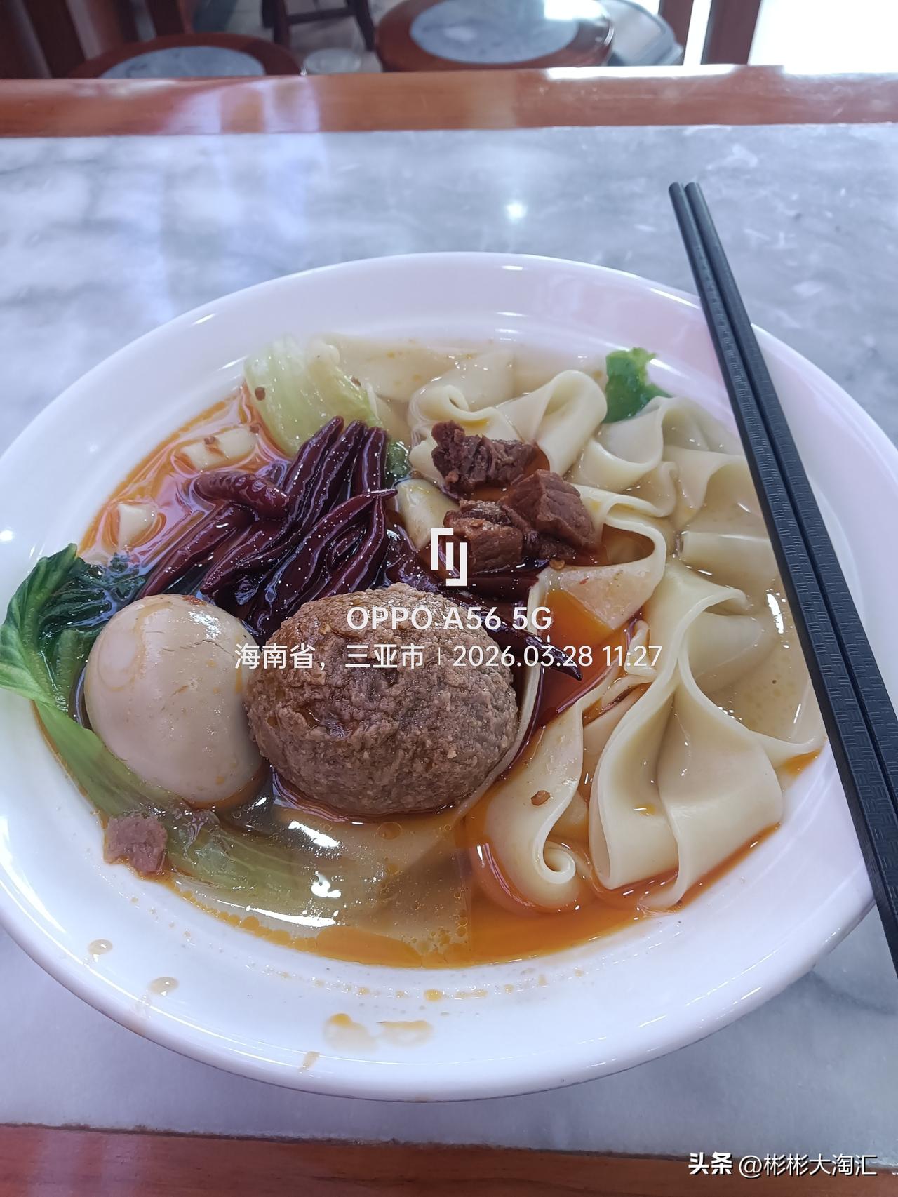 昨天去丹州小区觅食，点了份牛肉板面，体验感直接拉满！
那面，嚼劲十足，每一口都劲