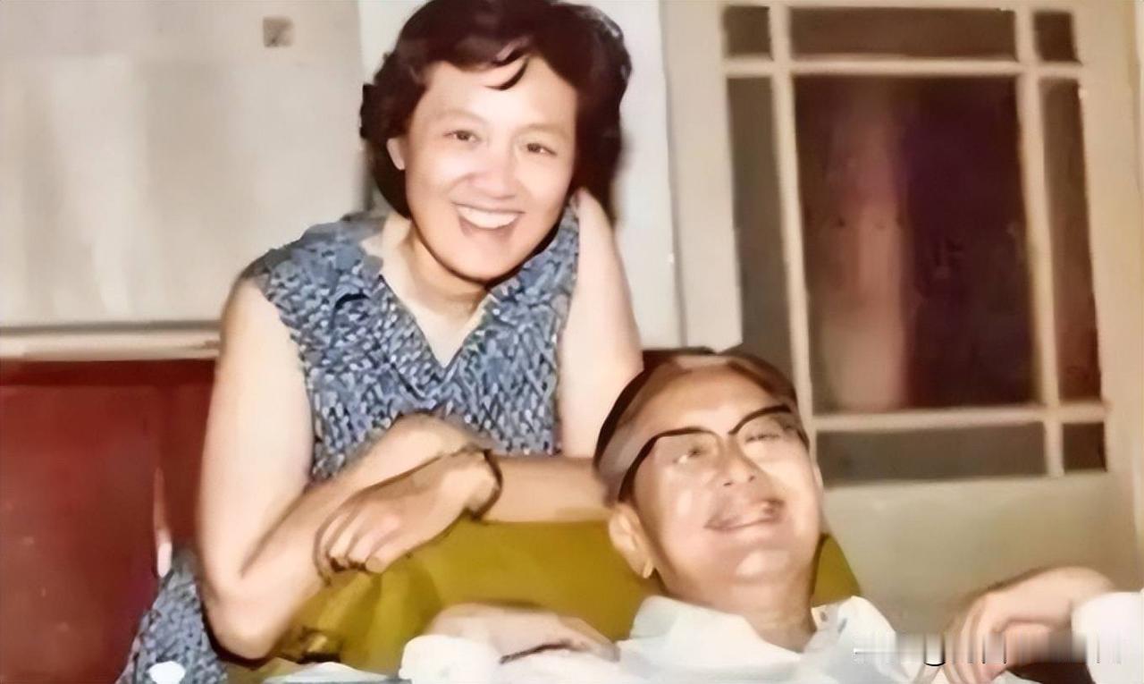 乔冠华与妻子龚澎的一张合影，他们的婚姻是由周恩来、邓颖超夫妇介绍结婚，周恩来称他