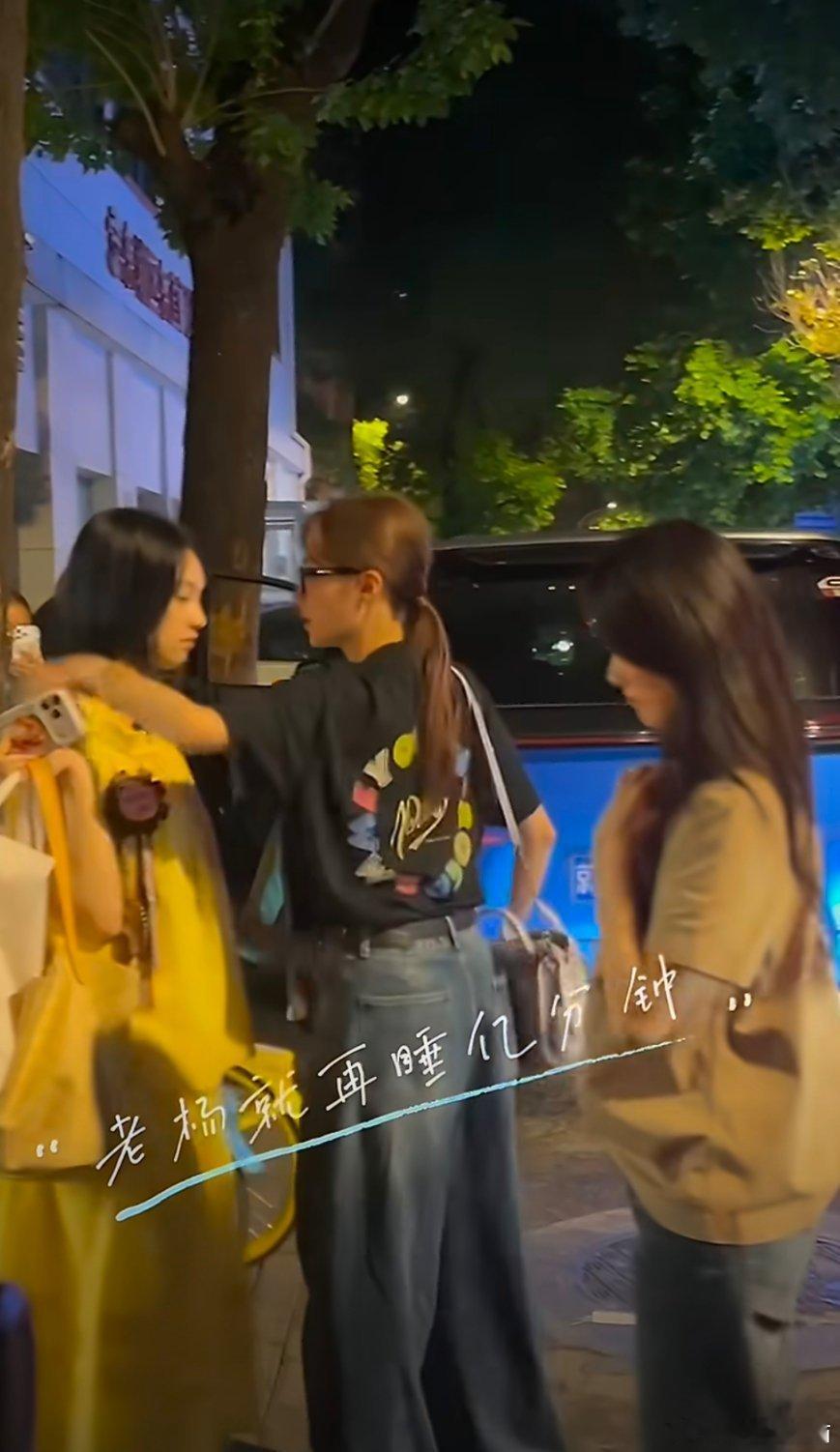 张月弹黄灿灿脑壳儿前一秒温柔拥抱流水线，下一秒精准弹脑壳。黄灿灿满怀期待伸手，直