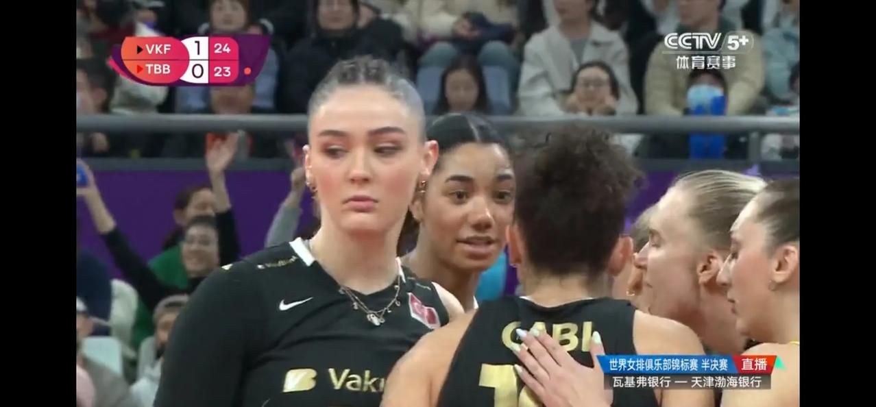 2023女排世俱杯今天进入半决赛，在早前进行的第一场半决赛中，土耳其伊萨奇巴希队