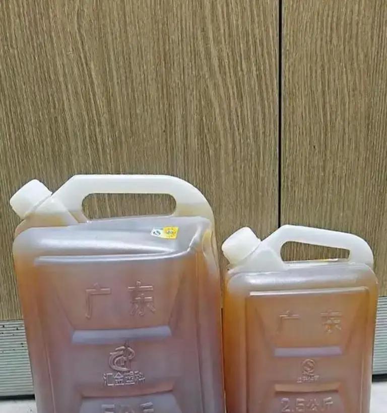 前天回老家，路过镇上有个同学家开了个榨油坊，买了他家榨的芝麻油（小磨香油），因为