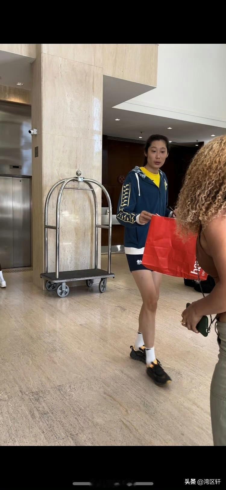 2025女排世俱杯巴西圣保罗赛场，朱婷领衔的科内利亚诺两战全胜，提前一轮锁定四强