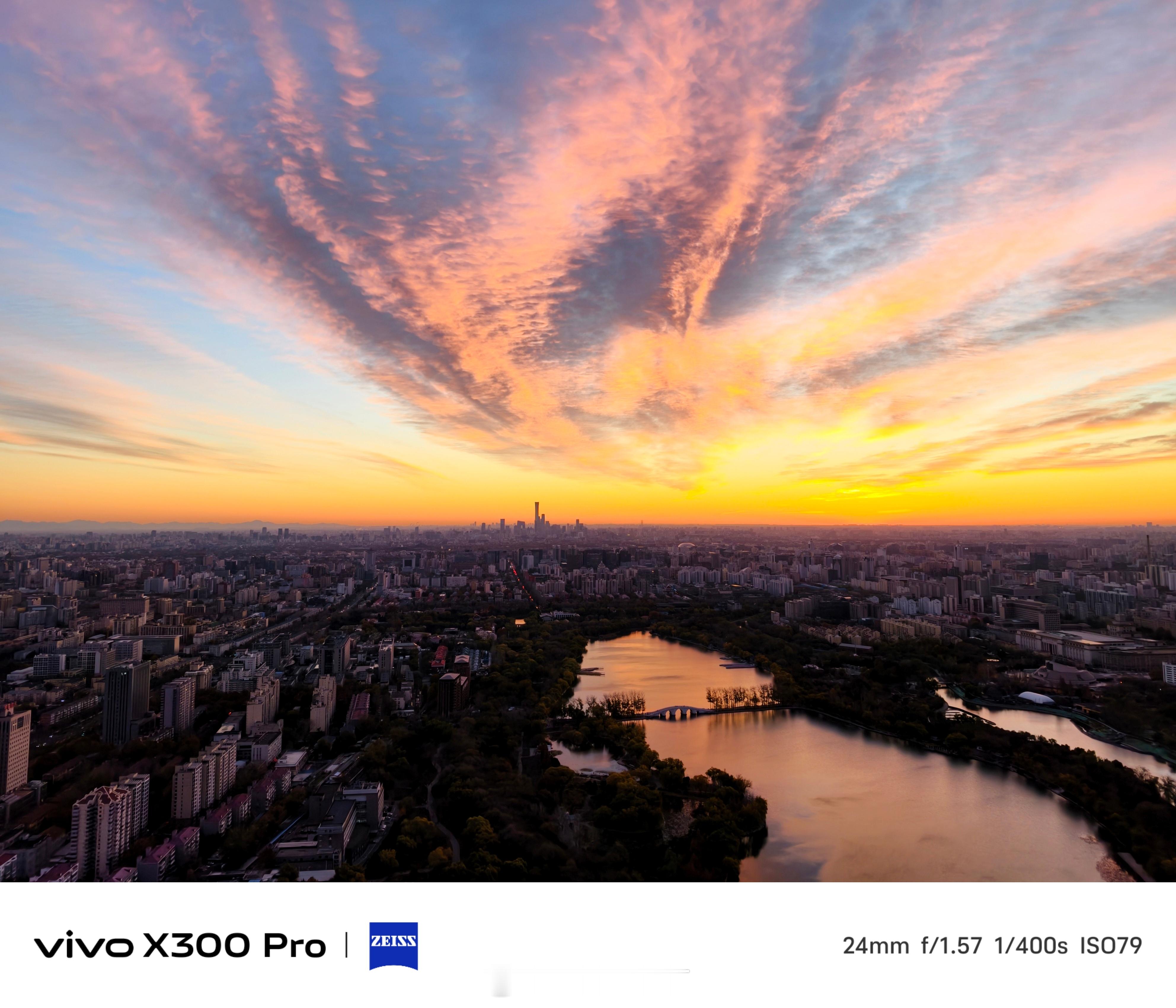 《冬日里的浪漫·霞光中的北京》晨雾还没散，北京的天先烧起来了——玉渊潭的水盛着半