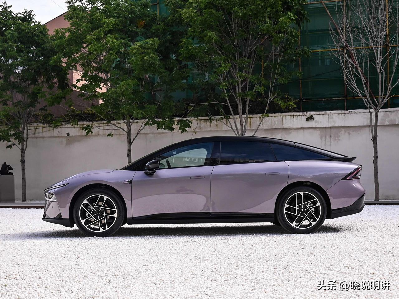 这几日在路上瞧见了几回小鹏p7+，老是觉着它的车尾不太合我的意。当然了，外观这事