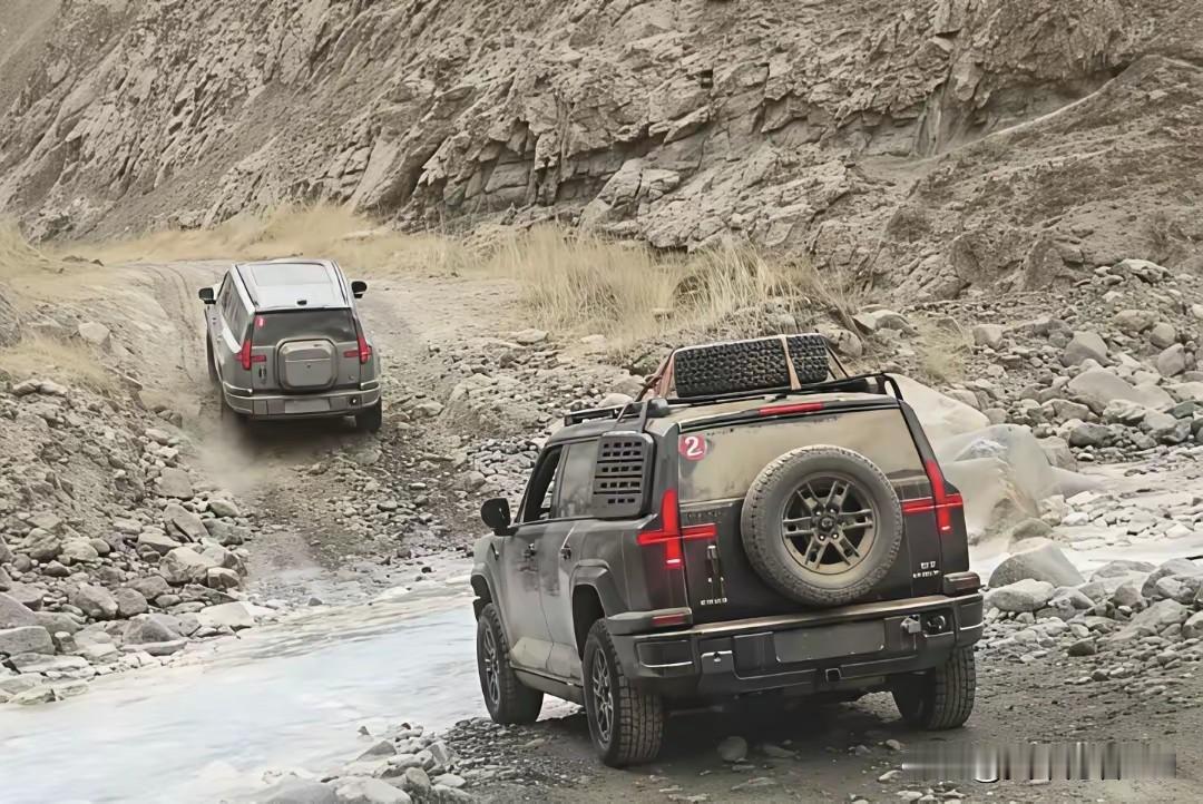 它集齐军工越野性能、华为乾崑智驾、大五座舒适空间、插电混动续航、全维度安全防护于