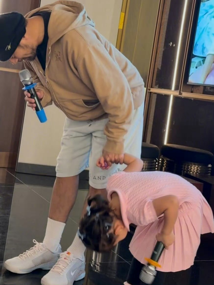 哈哈哈 今晚周杰伦和小女儿一起合唱了一首《听妈妈的话》[心] ​​​