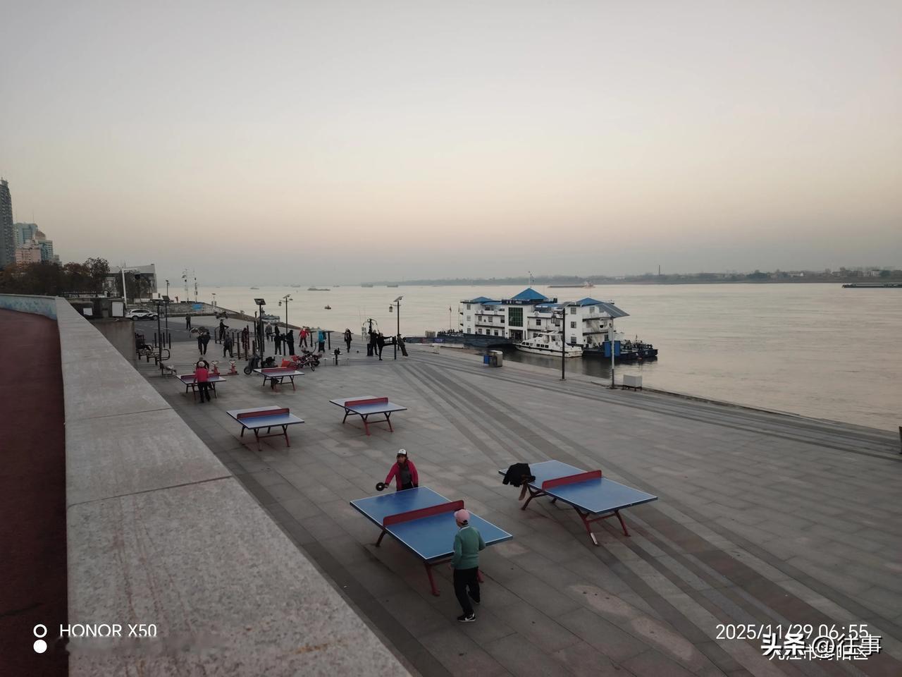 有时间了，有机会去旅行，看看旅行中的景色，了解一下旅行中的人文文化，丰富一下自己