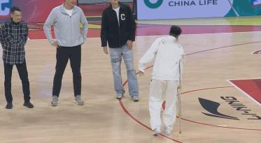 赵睿拄着拐来了，从张勇军李春江开始，宏远大家庭因易建联球衣退役疯狂作秀


从宏