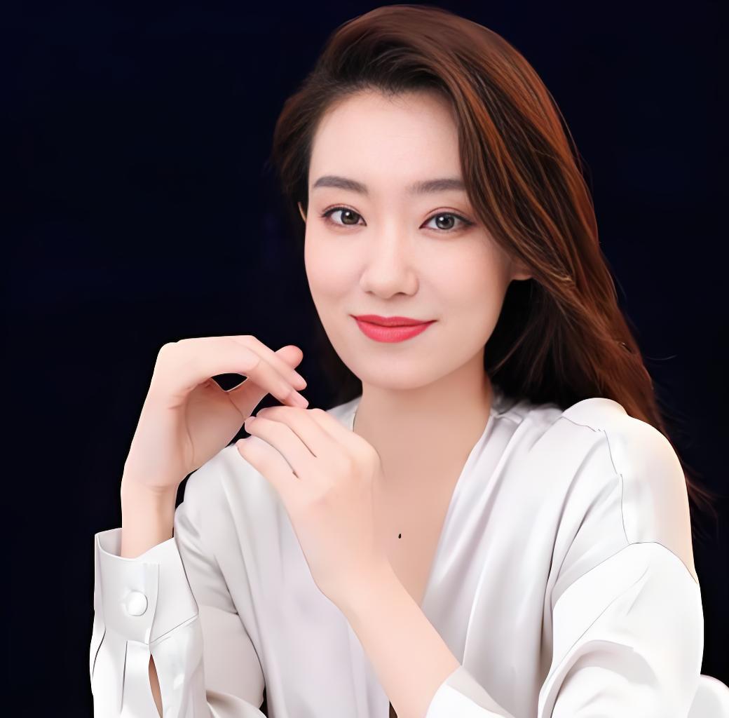 40岁的张小斐，最近让所有人眼前一亮。

为了出演周星驰导演的《功夫女足》，她做