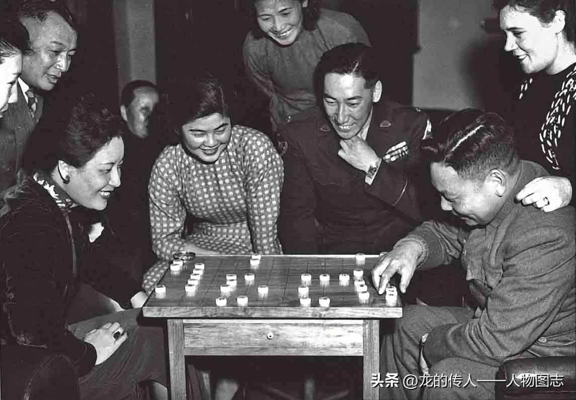 宋美龄与蒋经国弈棋，蒋经国的妻子方良与弟弟纬国观战