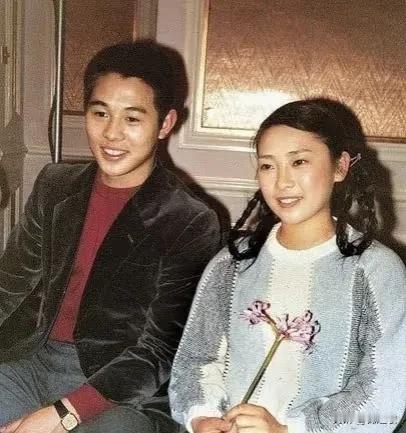 黄秋燕支持李连杰的事业，让他可以安心在她孕期出去闯荡，可是李连杰出去拍个戏回去跟