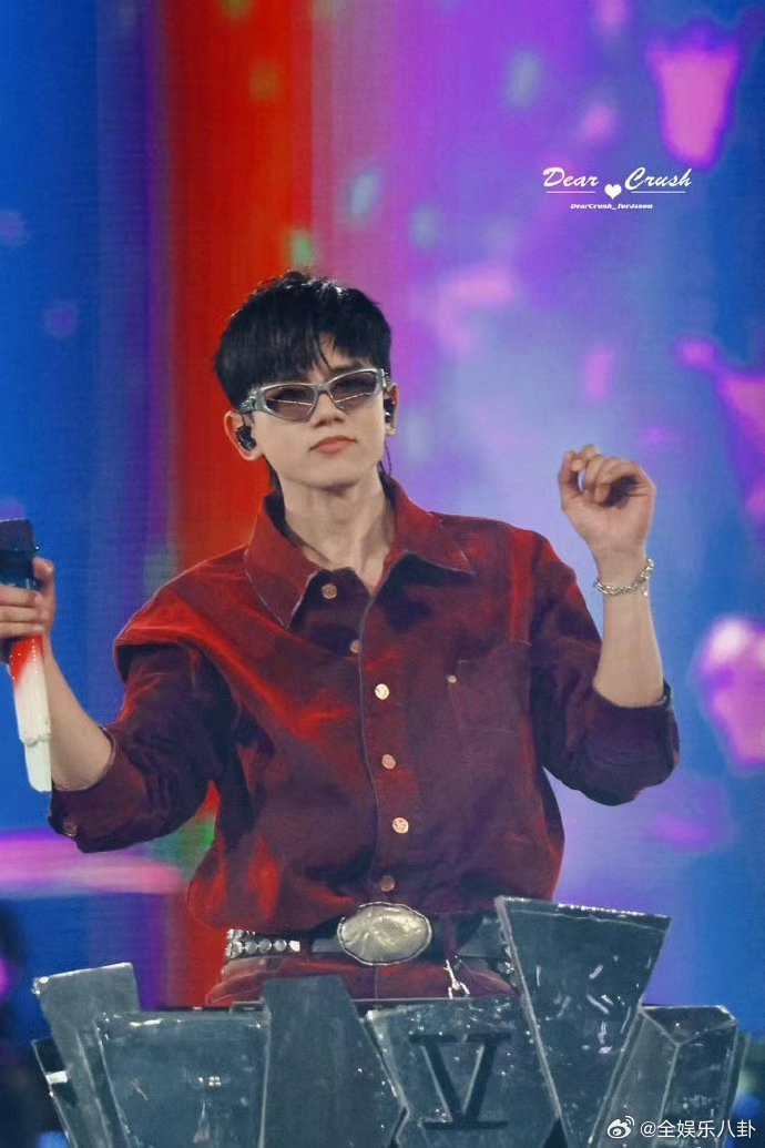 一个字概括张杰演唱会蹦迪环节 魂！勾魂旋律搭配摄魂光影，张杰打碟掌控灵魂节奏，伴