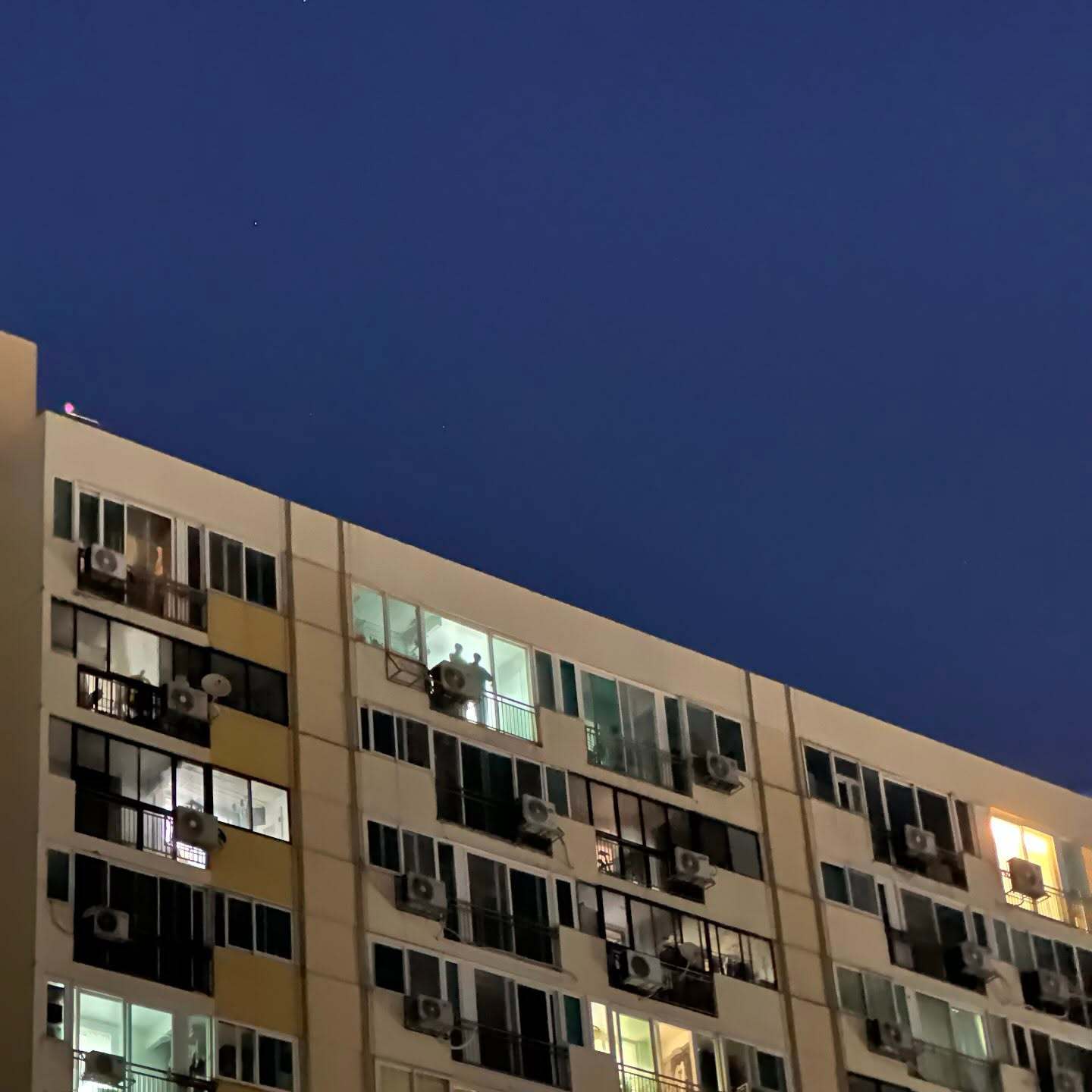 分享一个脆上的热帖：原po（图一）：我们家对面那栋楼……一开始我还以为阳台上真的