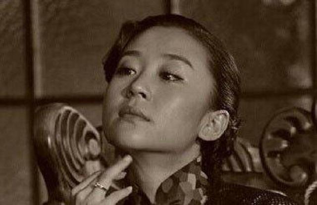 1941年一天深夜，戴笠把他的秘书周志英抱到了床上，两人一番激情过后，周志英依偎