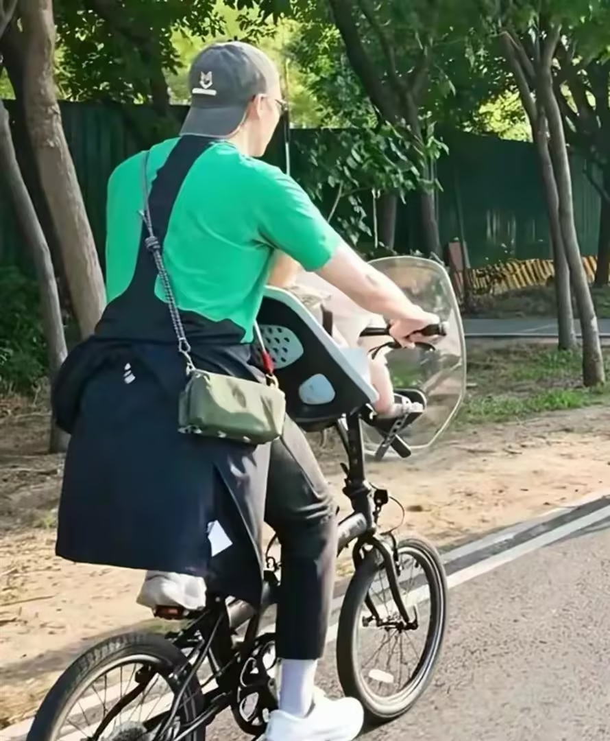 偶遇陈伟霆何穗带娃骑行，一家三口温馨惬意，小Win皮肤随妈妈 