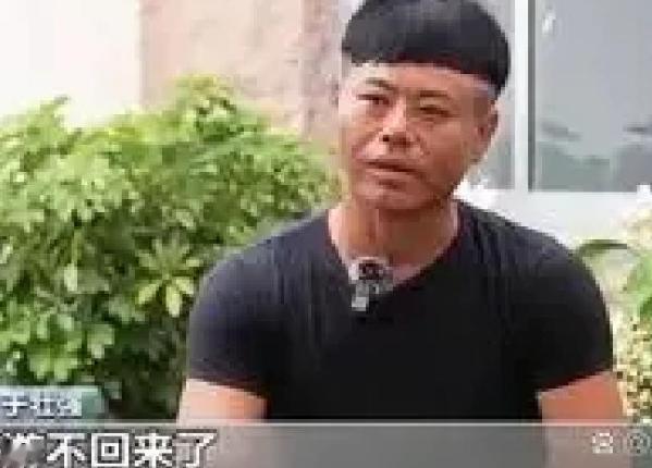 山东威海的一处海滩边，一家三口来海边游玩，父子俩不慎被海浪卷走，岸边的妻子急得高