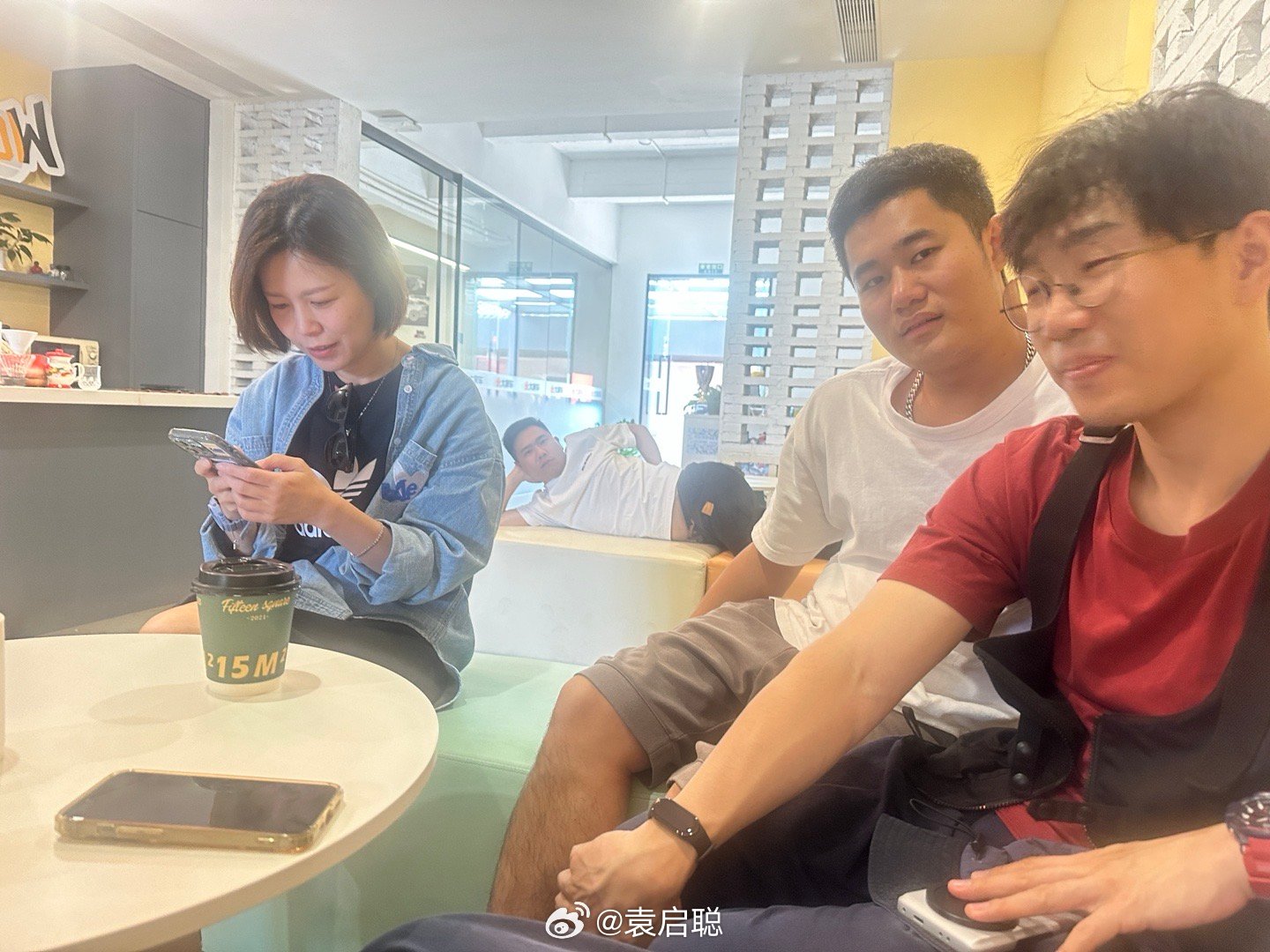 边有人咁开会架[挖鼻][挖鼻] ​​​