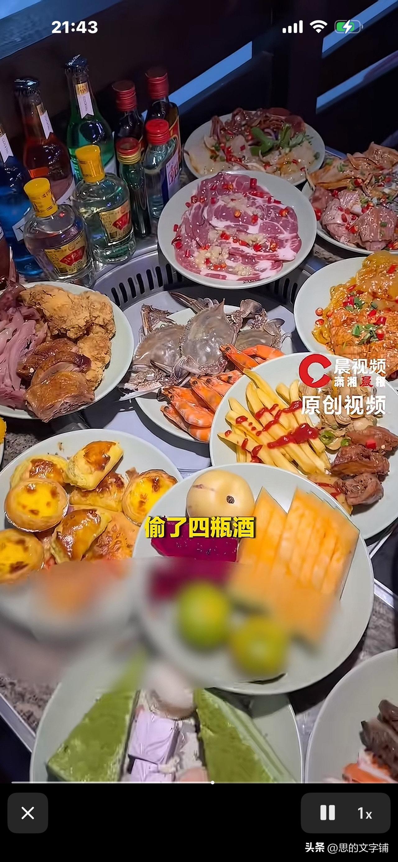 一家自助餐厅，一老人吃饱背包出去，
店员怀疑他偷了食物，塞进了包里，
老人气坏了