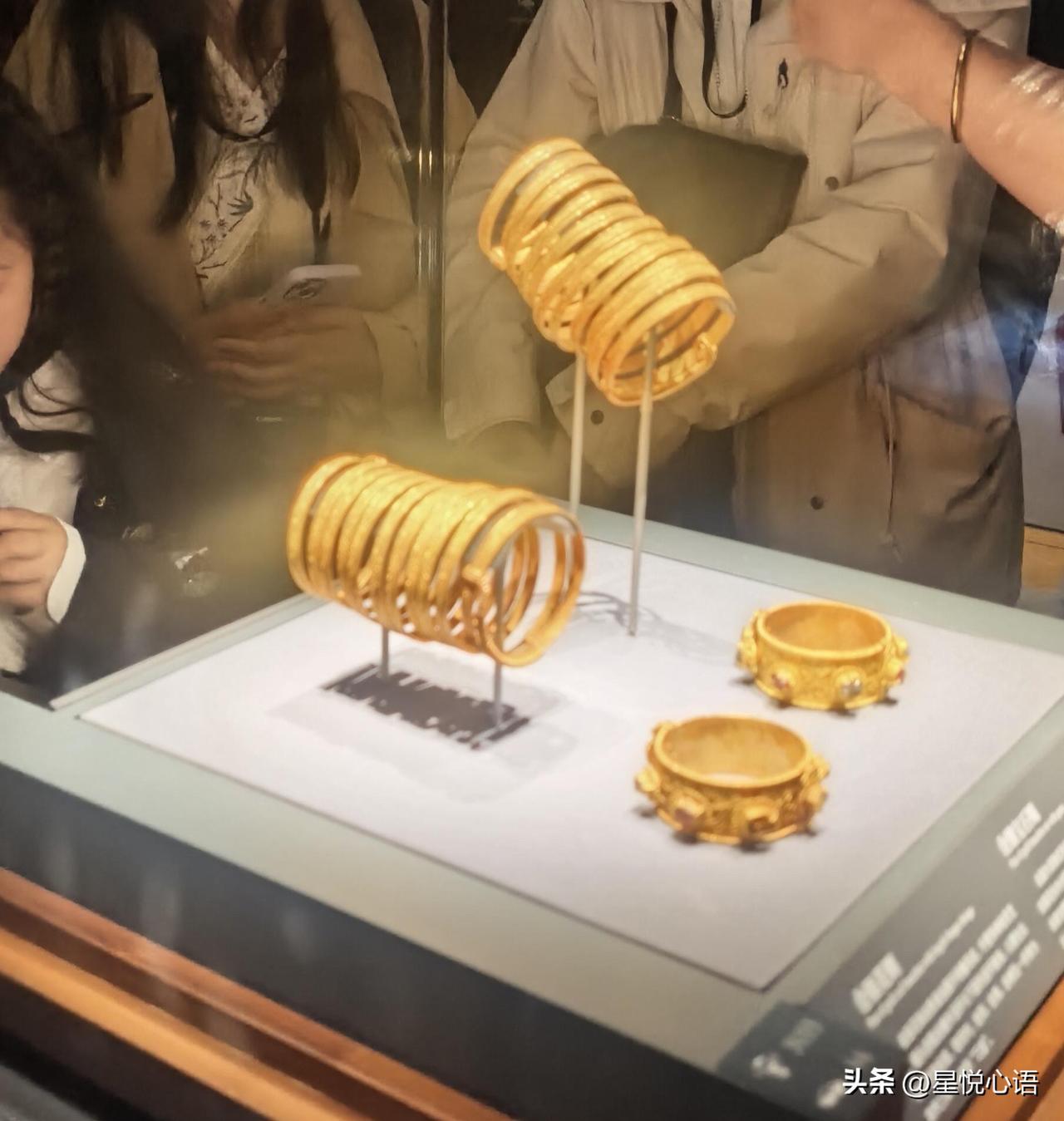 湖北省博的梁庄王珍藏，
看一眼就沦陷。

云形金累丝镶宝石掩鬓，
金镶宝石簪、各