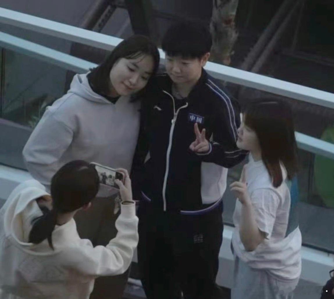 左拥右抱两个藤，拍照的还是🍎