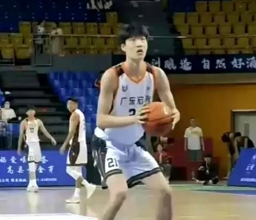 广东传来三个重量级消息！争抢胡金秋！2米12高塔空降！周鹏摊牌

CBA休赛期进
