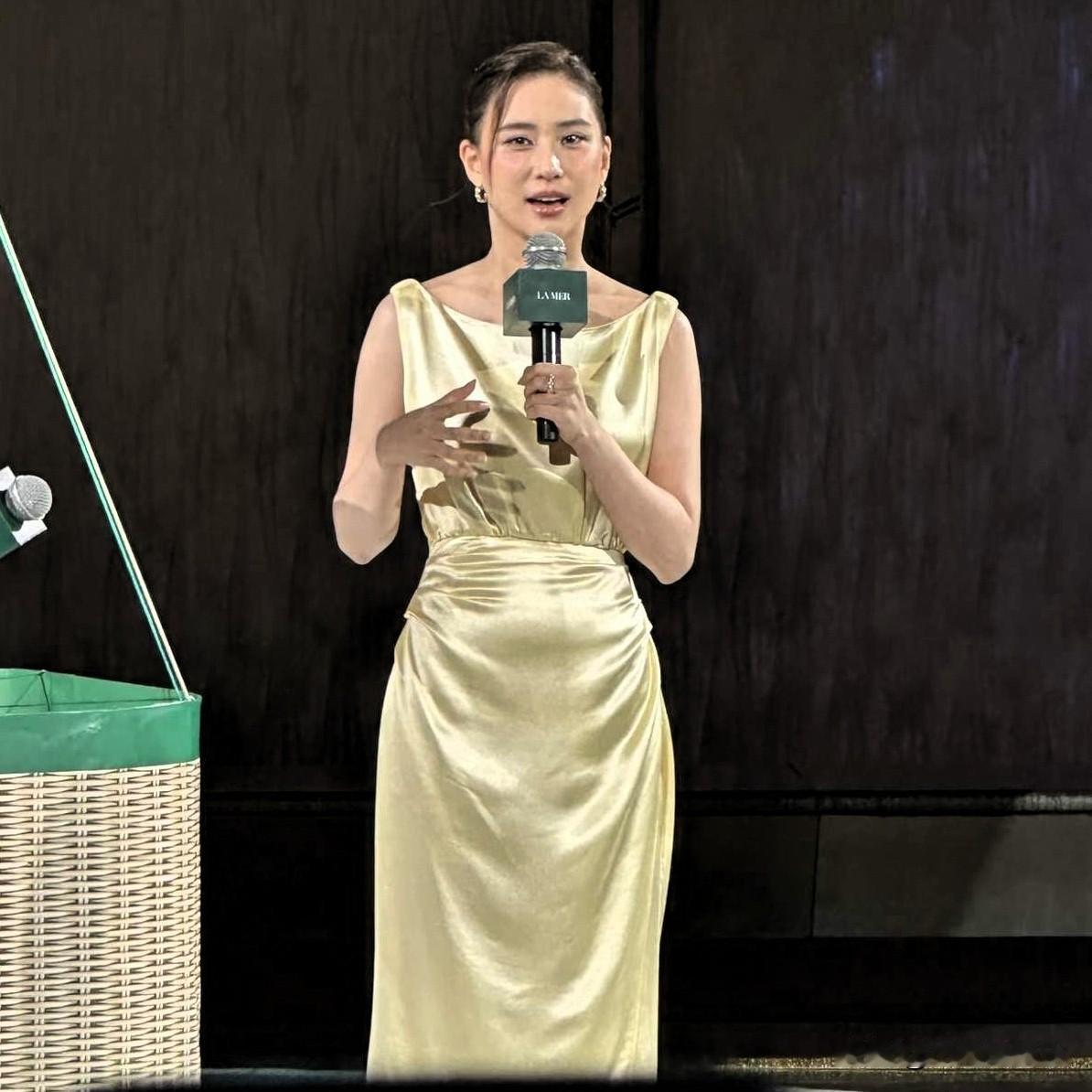 为什么何超莲一直火不起来

很简单的缘故

不是她没资源没背景，也不是长得不够好