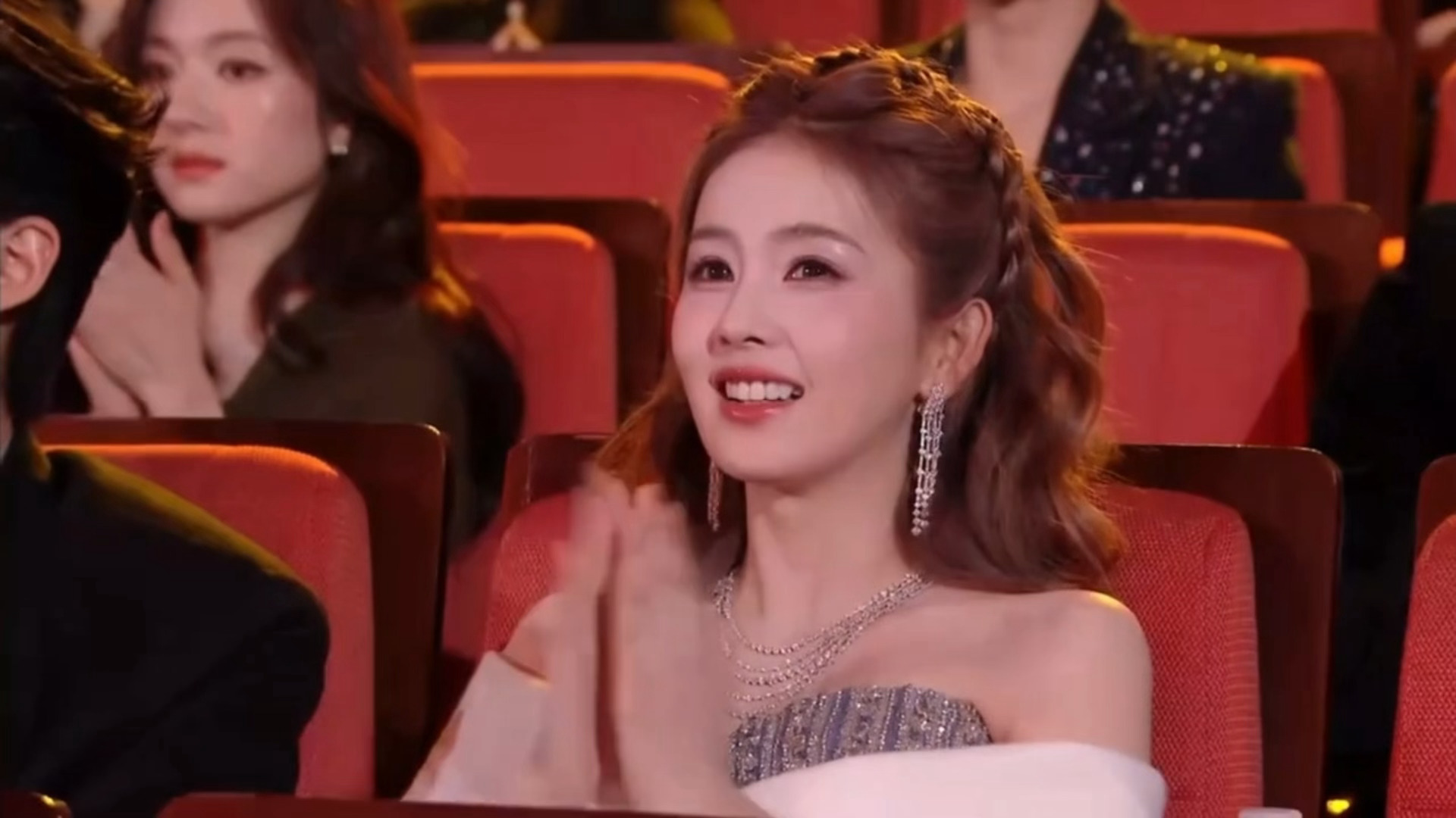 白鹿 美神白鹿第二套听到北上提名，台下的白鹿萌成这样🤏🏻 ​​​