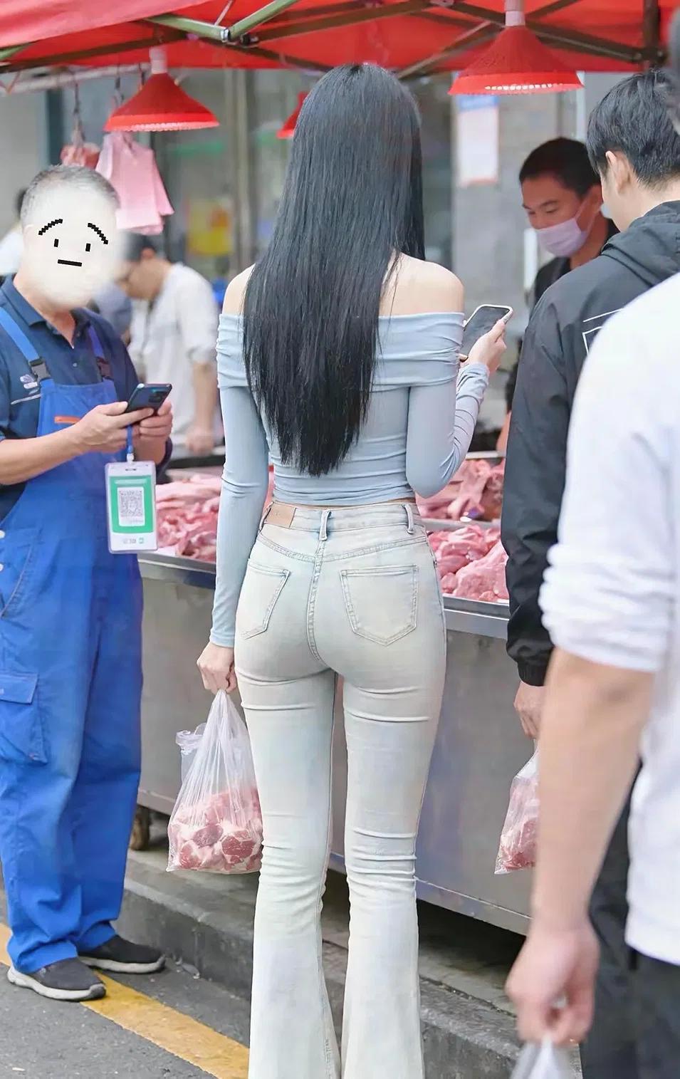 买菜回去做饭，接地气的日常才最动人。

一身浅蓝露肩装逛菜市场，愣是走出了街拍感