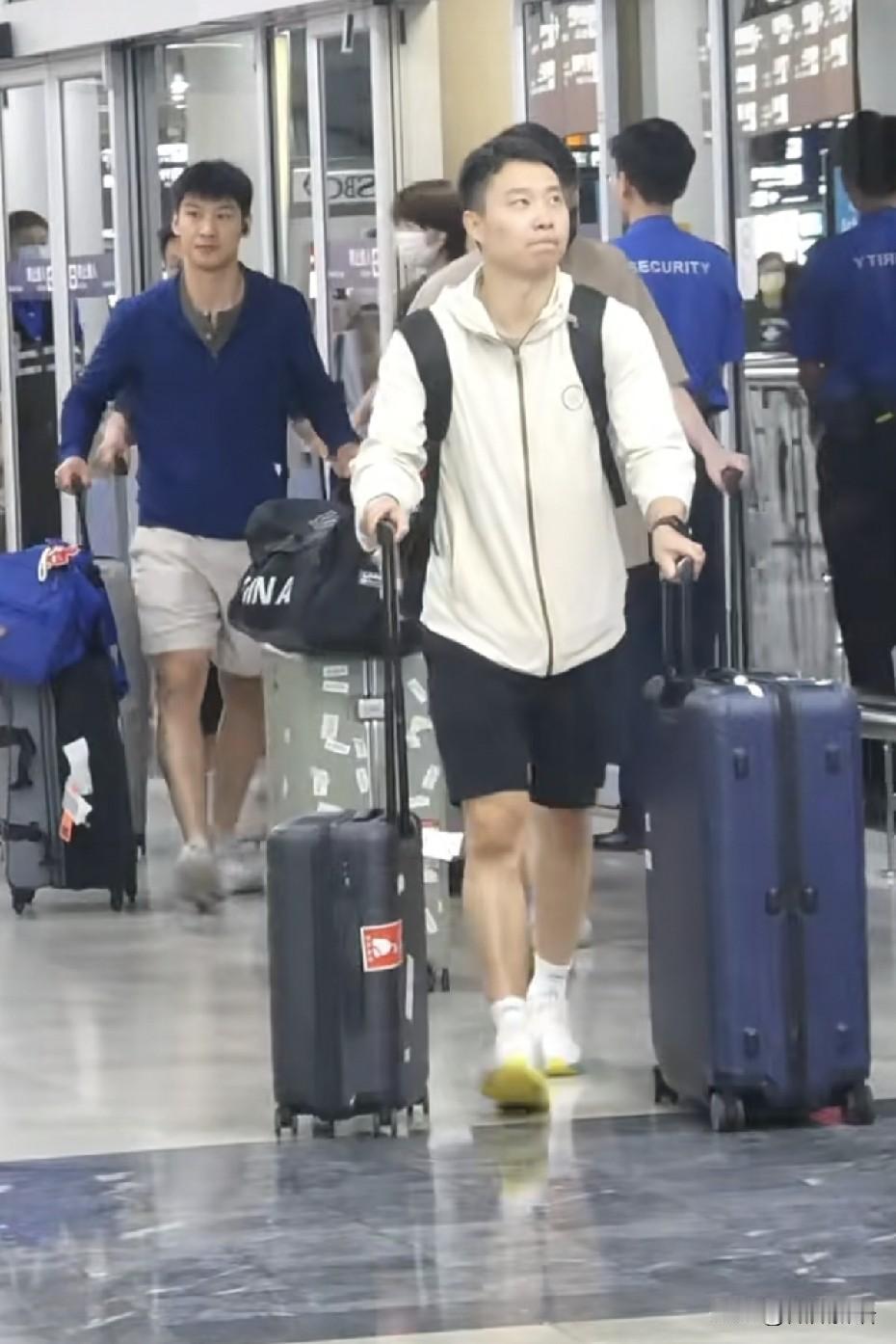 陈垣宇、蒯曼等已经顺利抵达澳门。
这段时间国乒都在上海崇明岛封训，今天去澳门也是